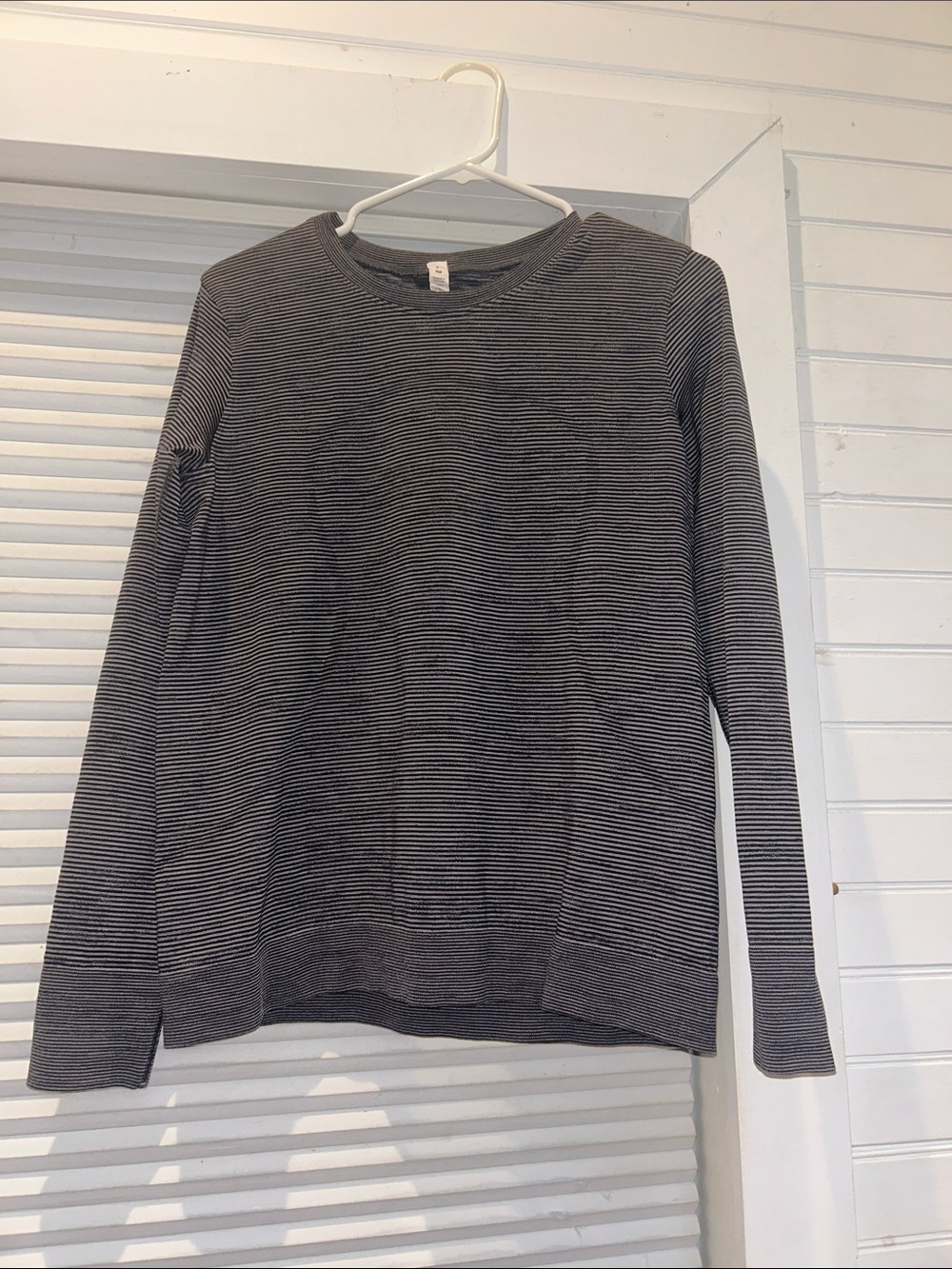 Lululemon Athletica | Swiftly Relaxed Long-Sleeve | Thin Navy and Gray Stripes